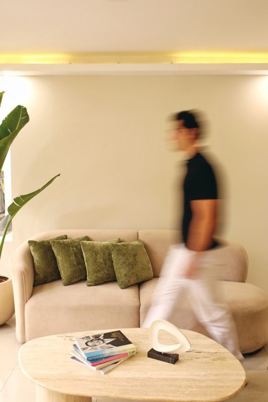 Persona en movimiento, símbolo de recuperación y regreso a la actividad
